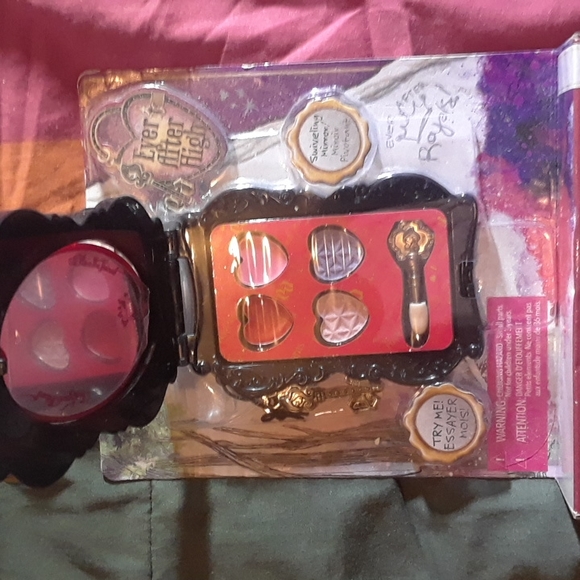 Ever After High. compact. lip GLOS.  eye shadow - Picture 3 of 4